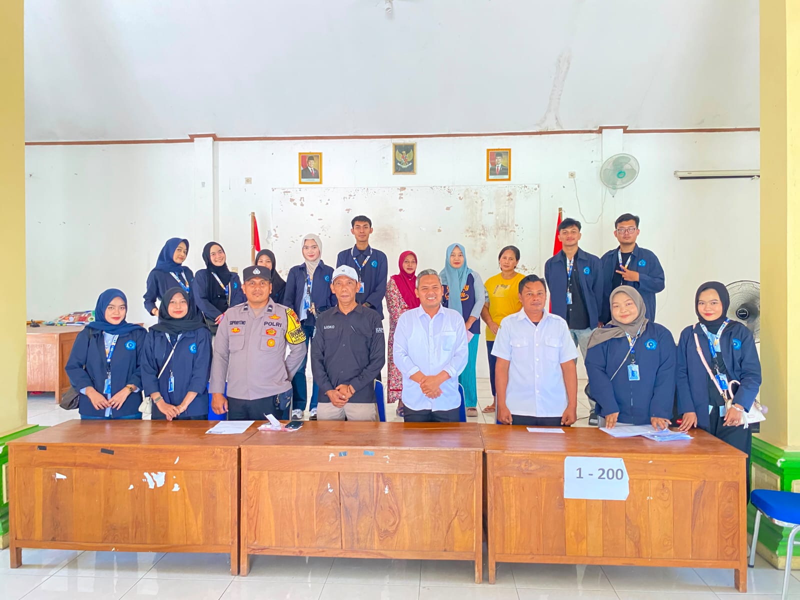 KKN Kelompok 23 Unimus Membantu Kegiatan Pembagian Bansos di Balai Desa Curug