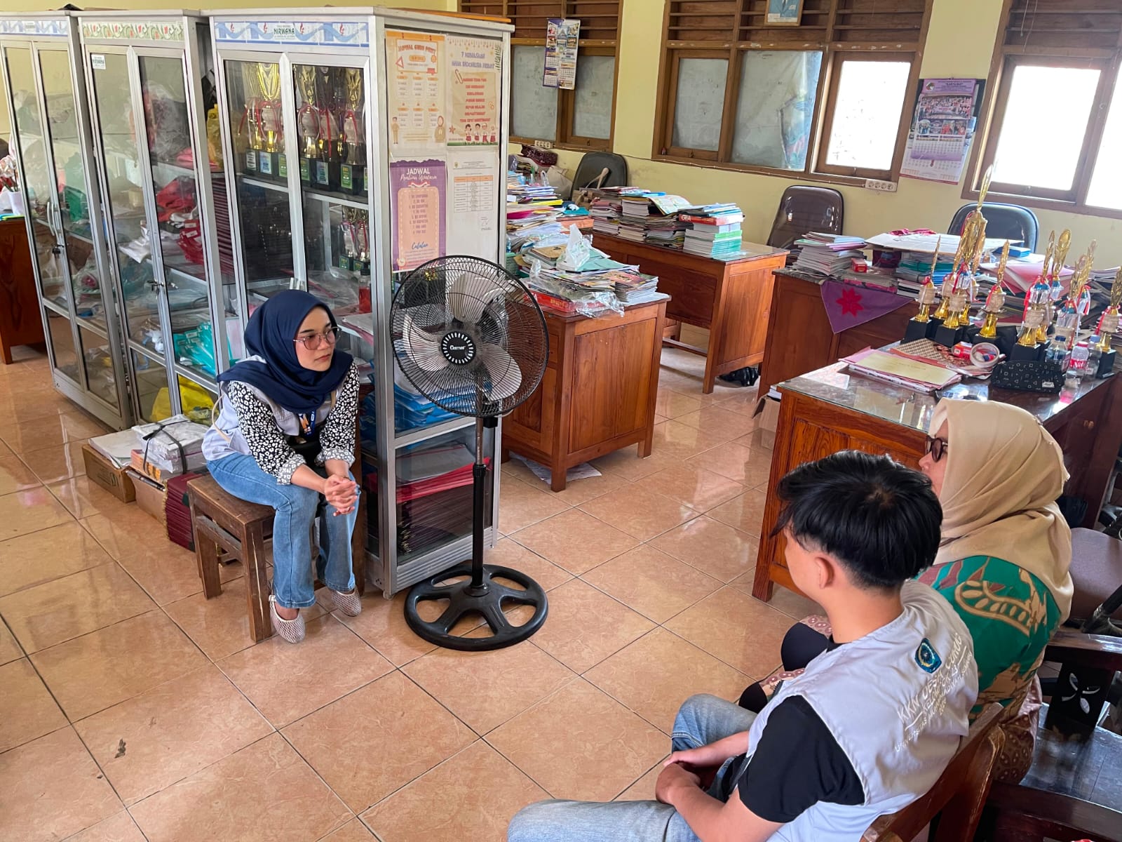 KKN Kelompok 23 Unimus Koordinasi ke Kantor Guru SDN 1 Curug