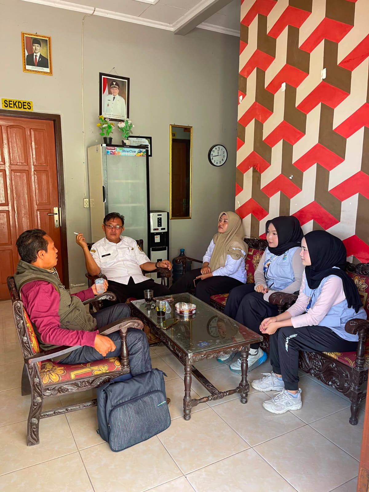 KKN Kelompok 23 Unimus Membantu Kegiatan Pelayanan Desa di Kantor Balai Desa Curug