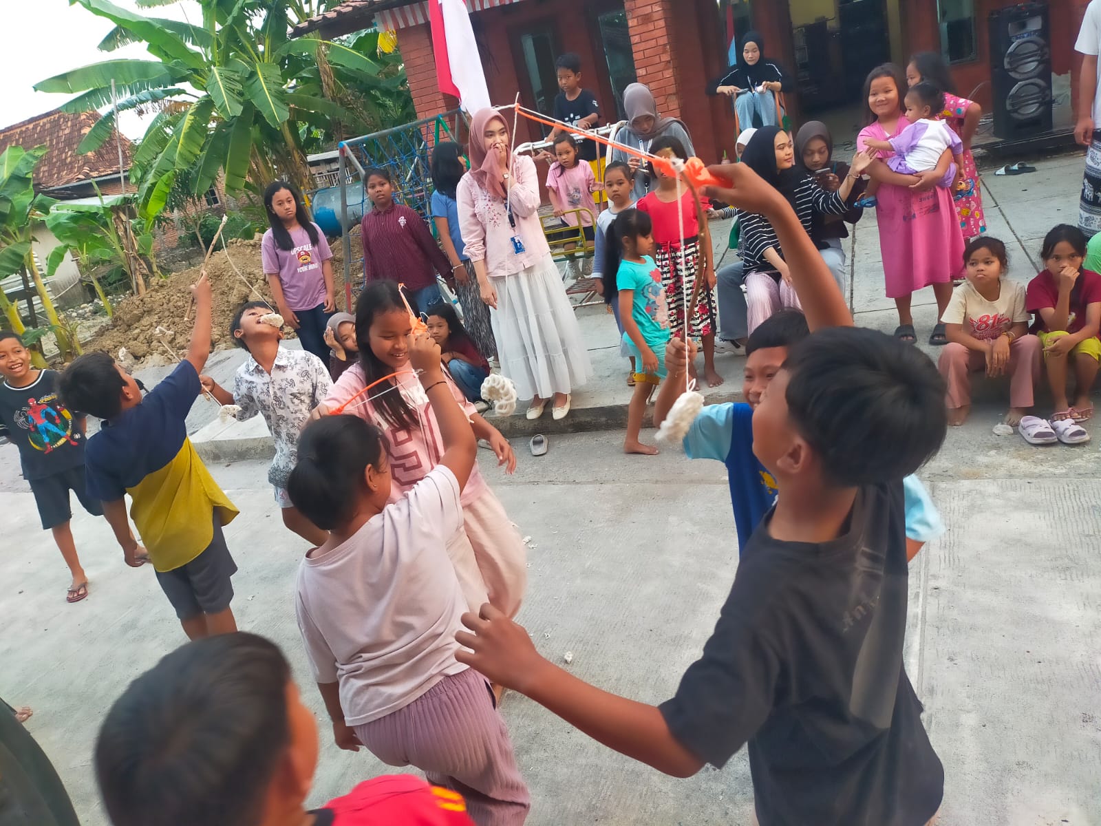 KKN Kelompok 23 Unimus Mengadakan Kegiatan Lomba Makan Kerupuk di Halaman Rumah Mbah Lurah