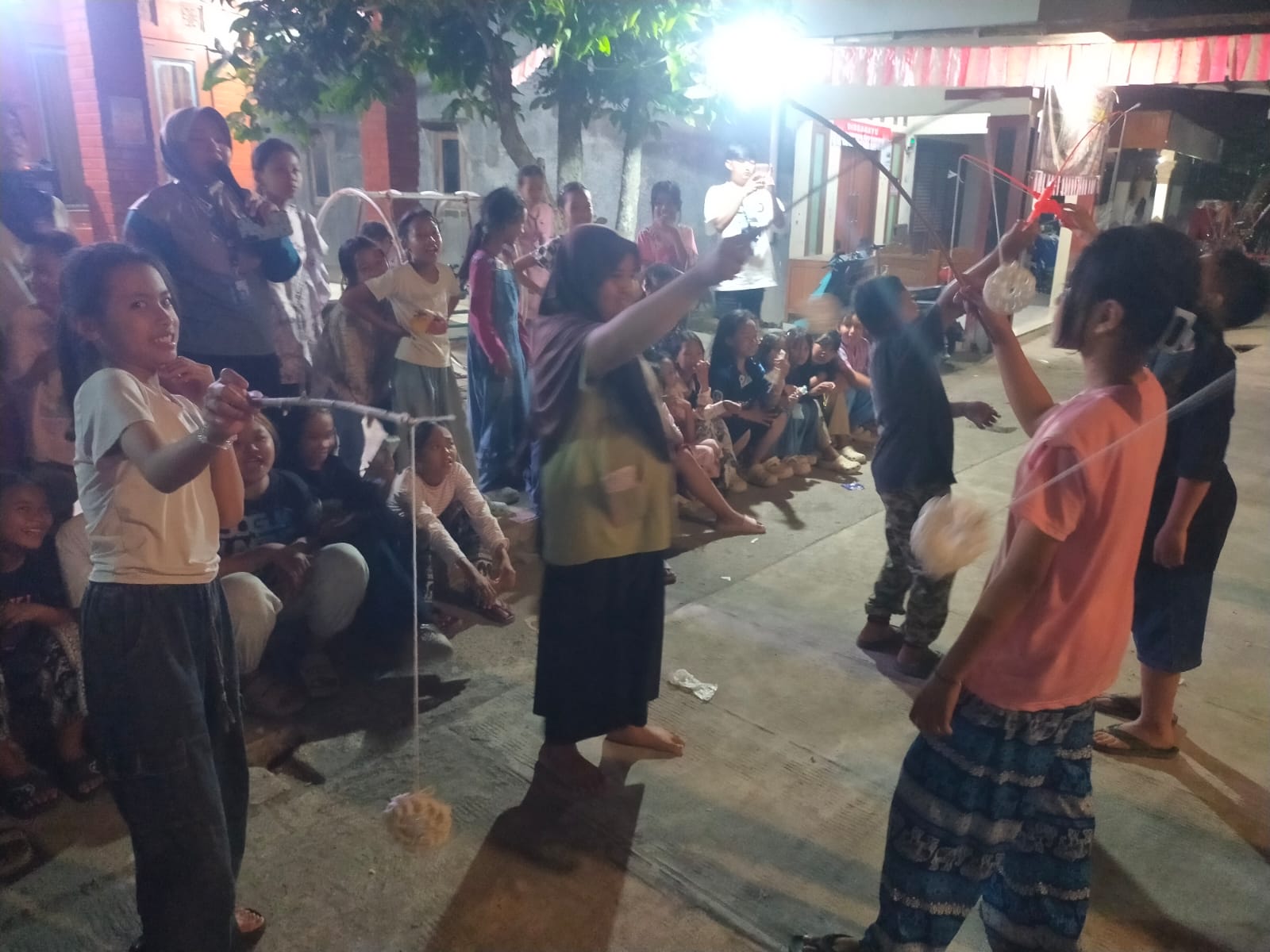 KKN Kelompok 23 Unimus Mengadakan Kegiatan Lomba Makan Kerupuk di Halaman Rumah Mbah Lurah