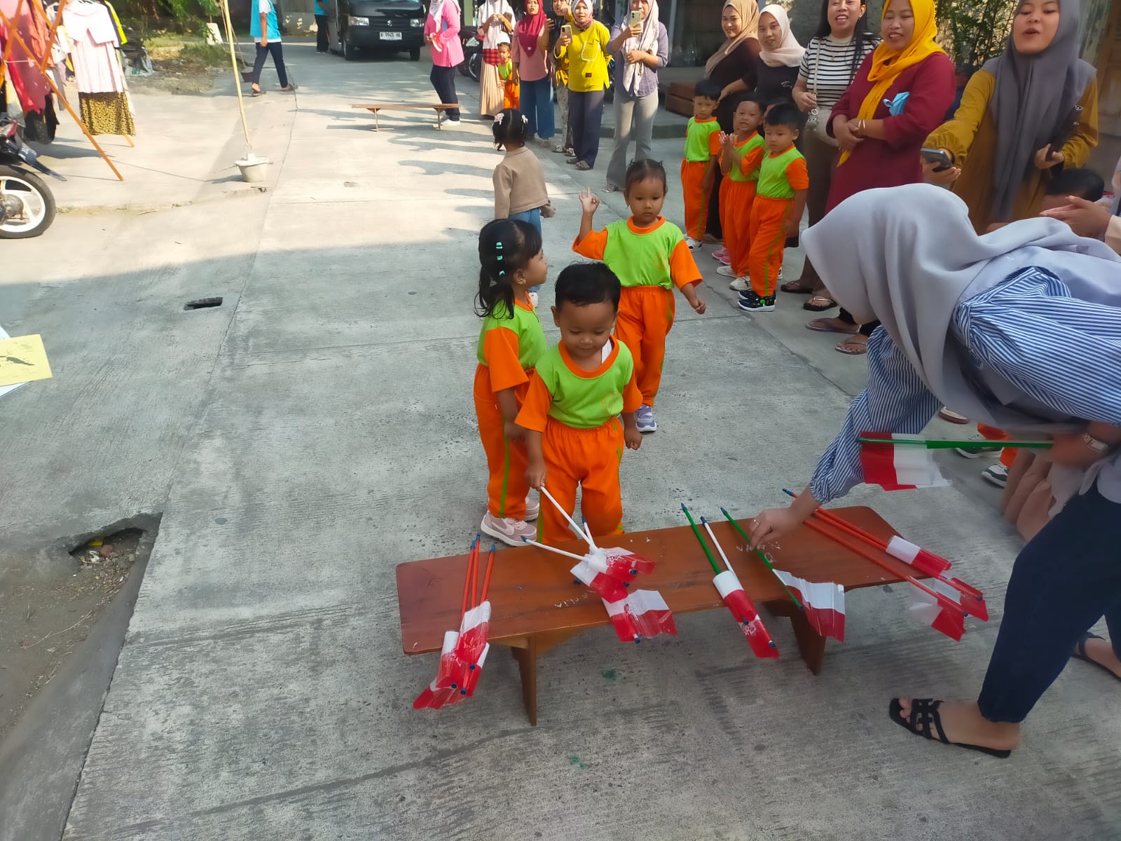 KKN Kelompok 23 Unimus Mengadakan Lomba Balap Bendera di Paud Desa Curug