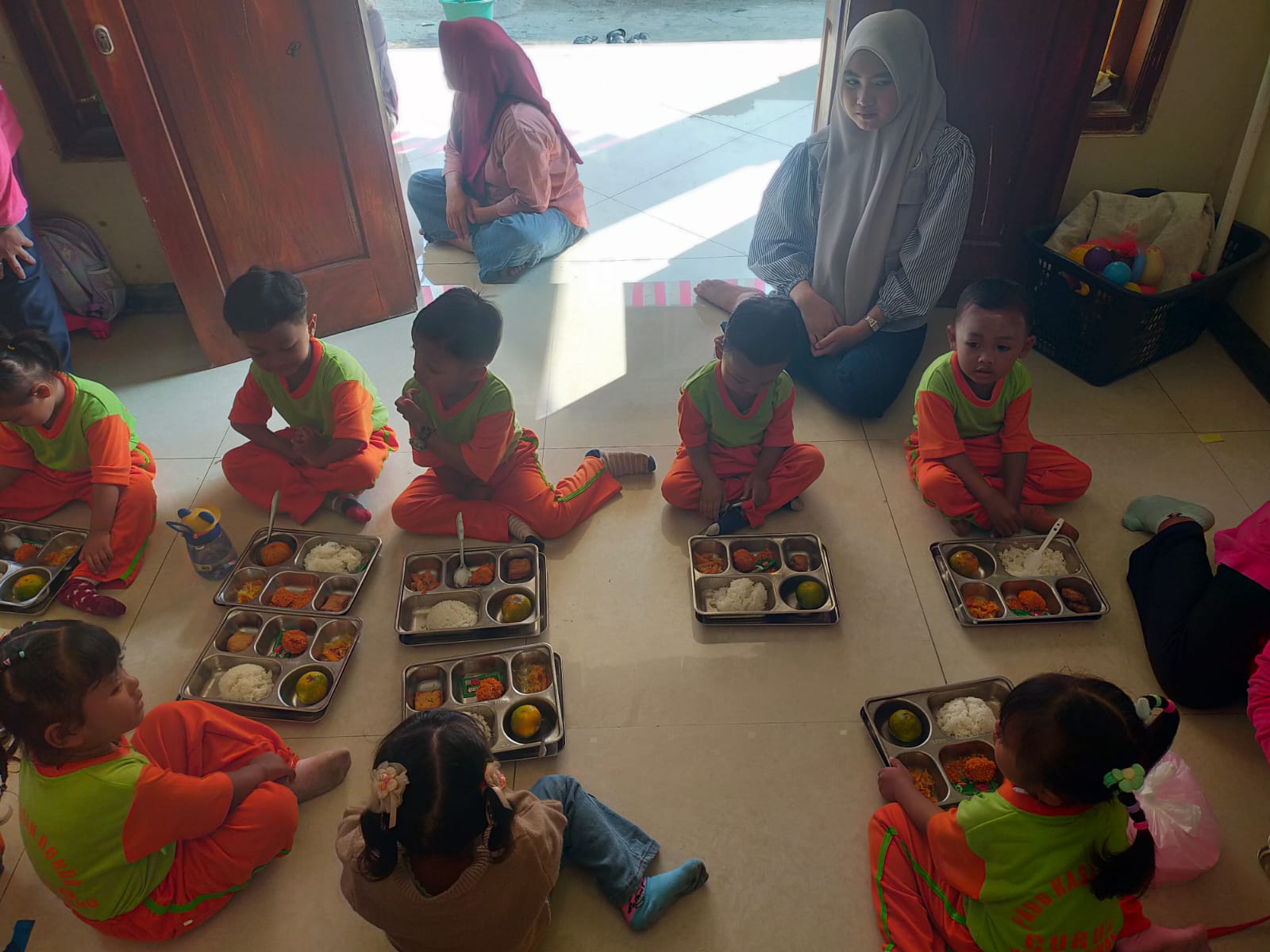 KKN Kelompok 23 Unimus Membagikan Makan Bergizi Gratis di Paud Desa Curug