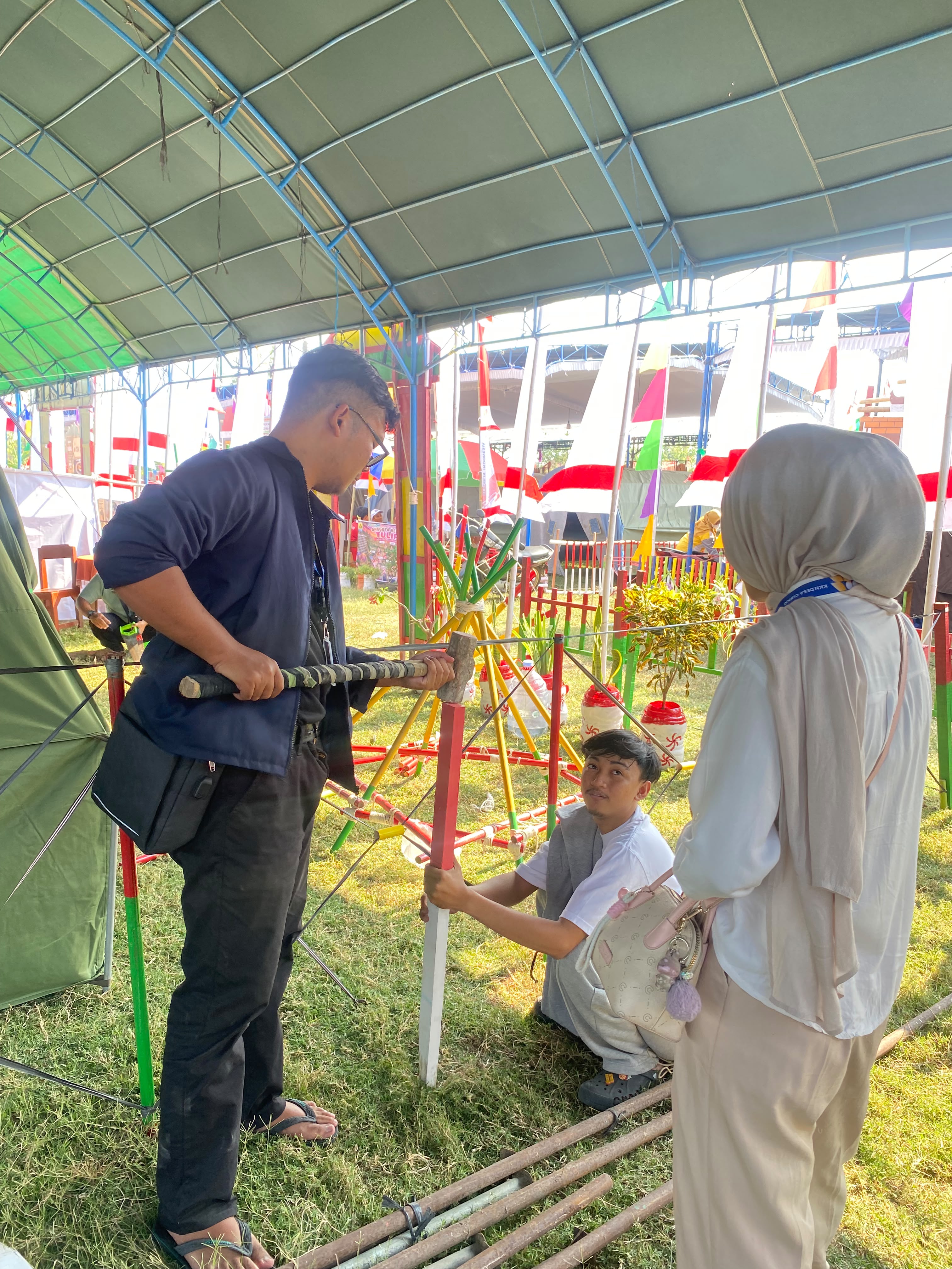 KKN Kelompok 23 Unimus Membantu Persiapan Jambore SDN 1 Curug di Lapangan Tegowanu Kulon
