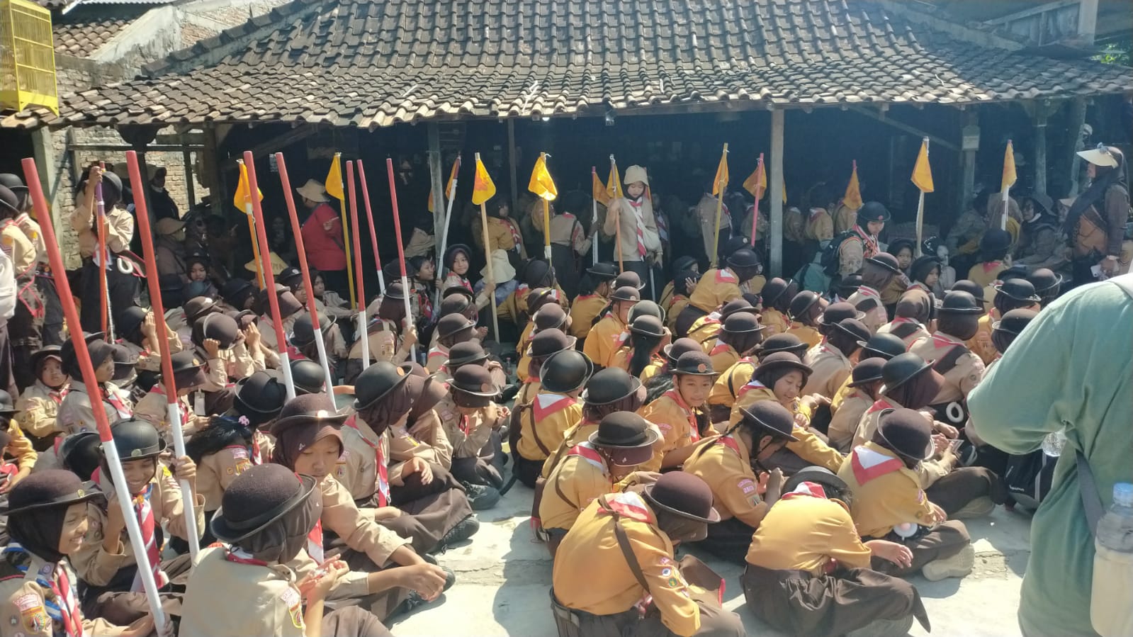 KKN Kelompok 23 Unimus Melakukan Pendampingan Jambore Day 2 Membantu Murid SDN 1 Curug Menjelajah di Tegowanu Kulon