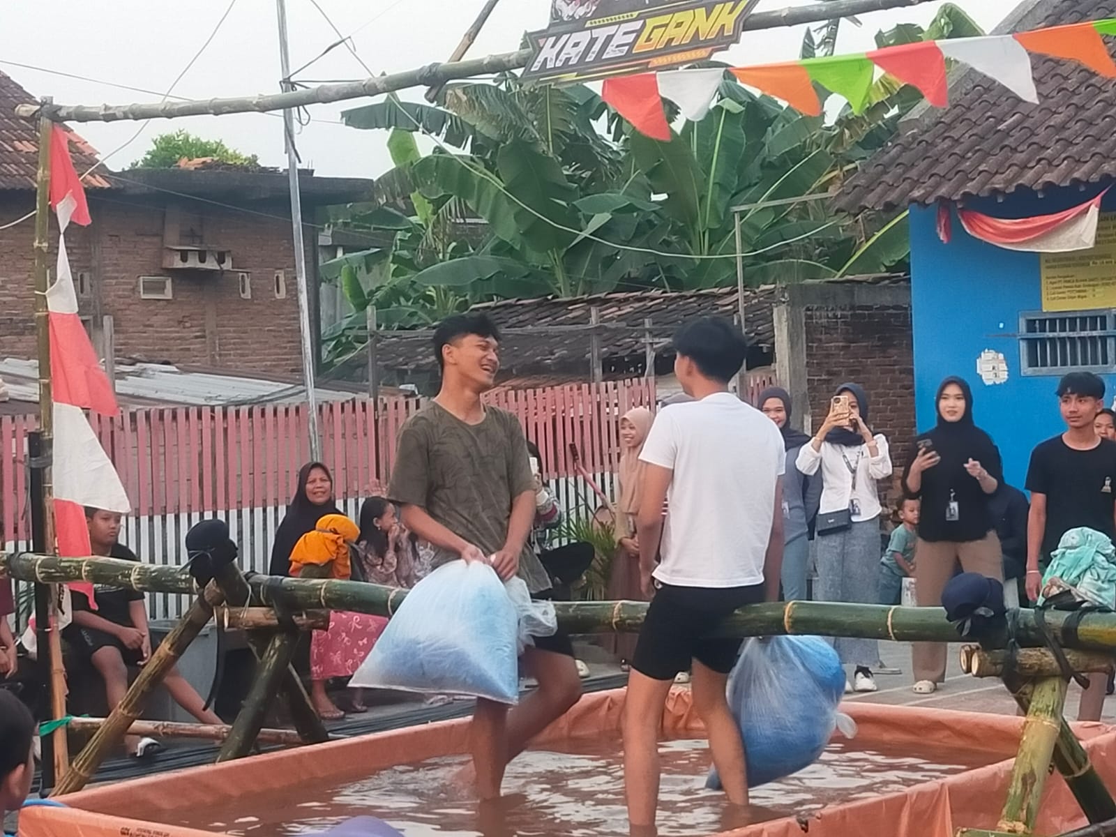 KKN Kelompok 23 Unimus Mengikuti Lomba Perang Bantal di Desa Curug