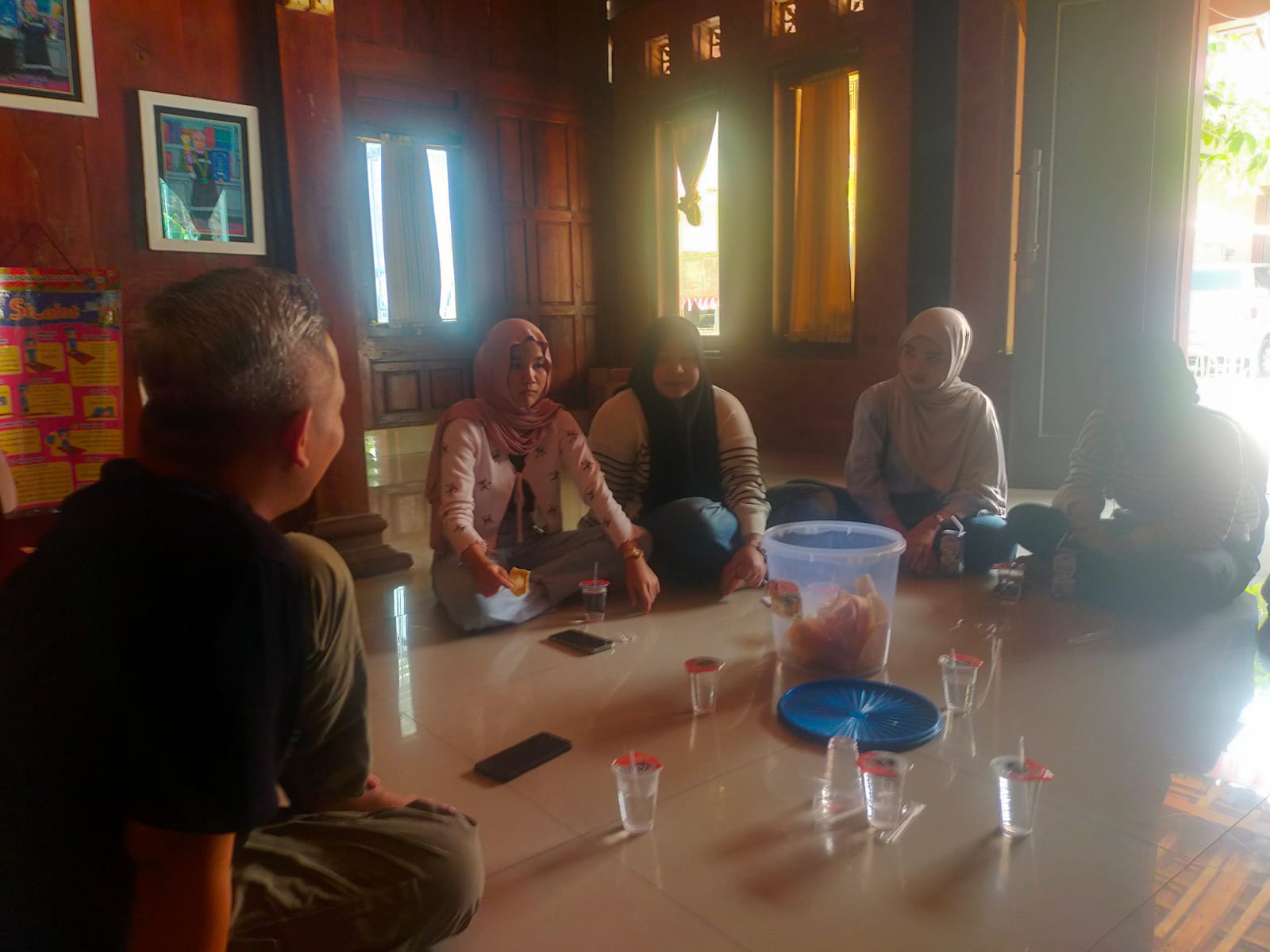 KKN Kelompok 23 Unimus Silaturahmi Persiapan Lomba di Rumah Mbah Lurah