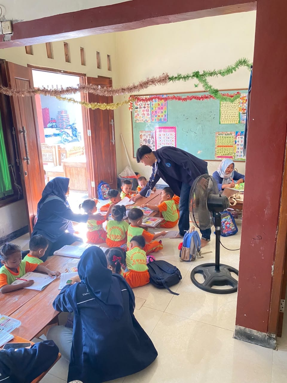 KKN Kelompok 23 Unimus Membantu Kegiatan Belajar Mengajar di Paud Desa Curug