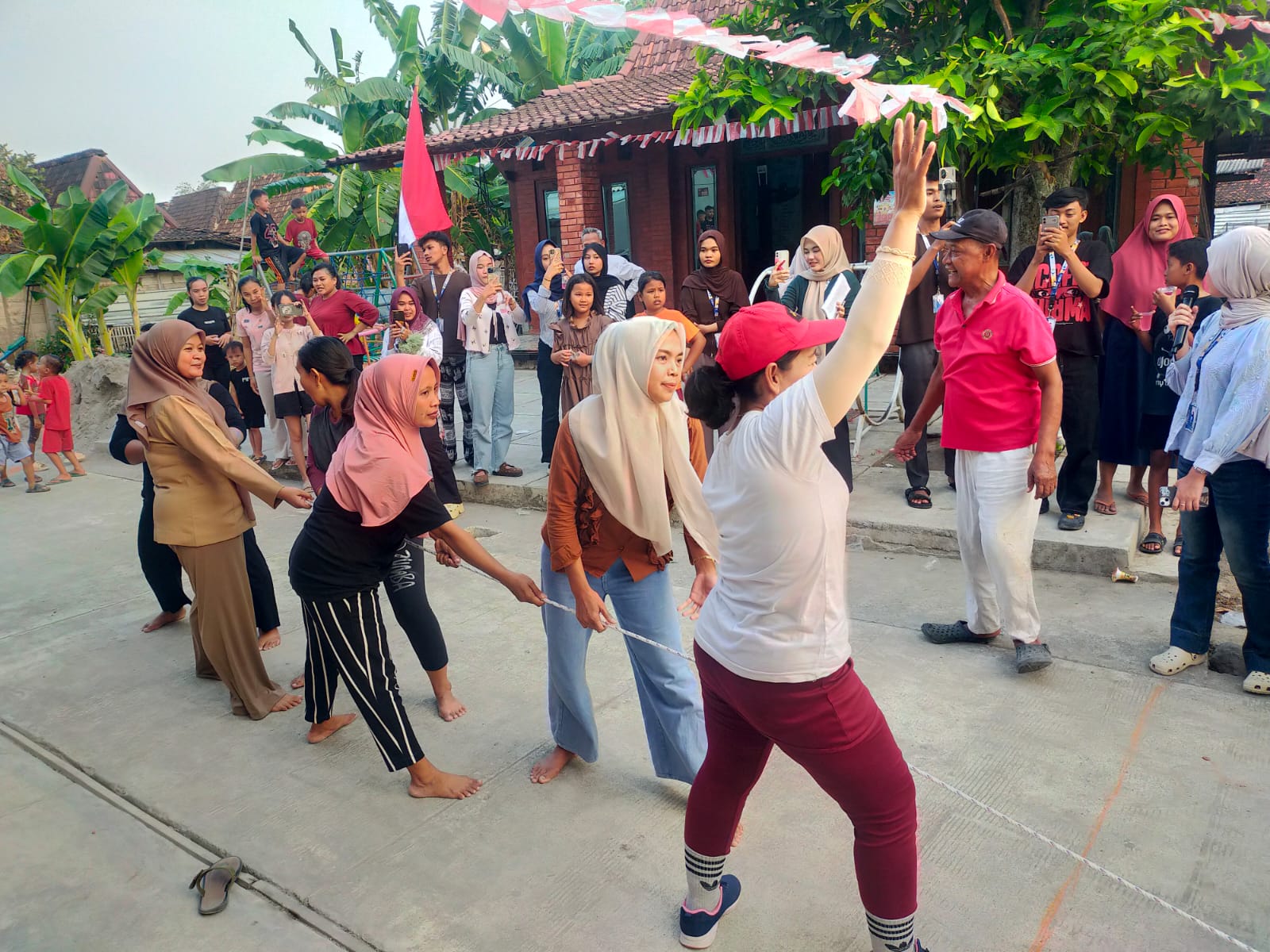 KKN Kelompok 23 Unimus Mengadakan Lomba Tarik Tambang di Halaman Rumah Mbah Lurah