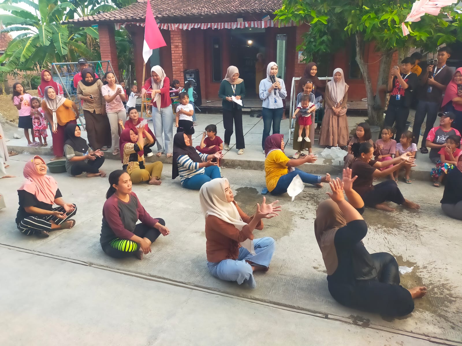 KKN Kelompok 23 Unimus Mengadakan Lomba Estafet Air di Halaman Rumah Mbah Lurah