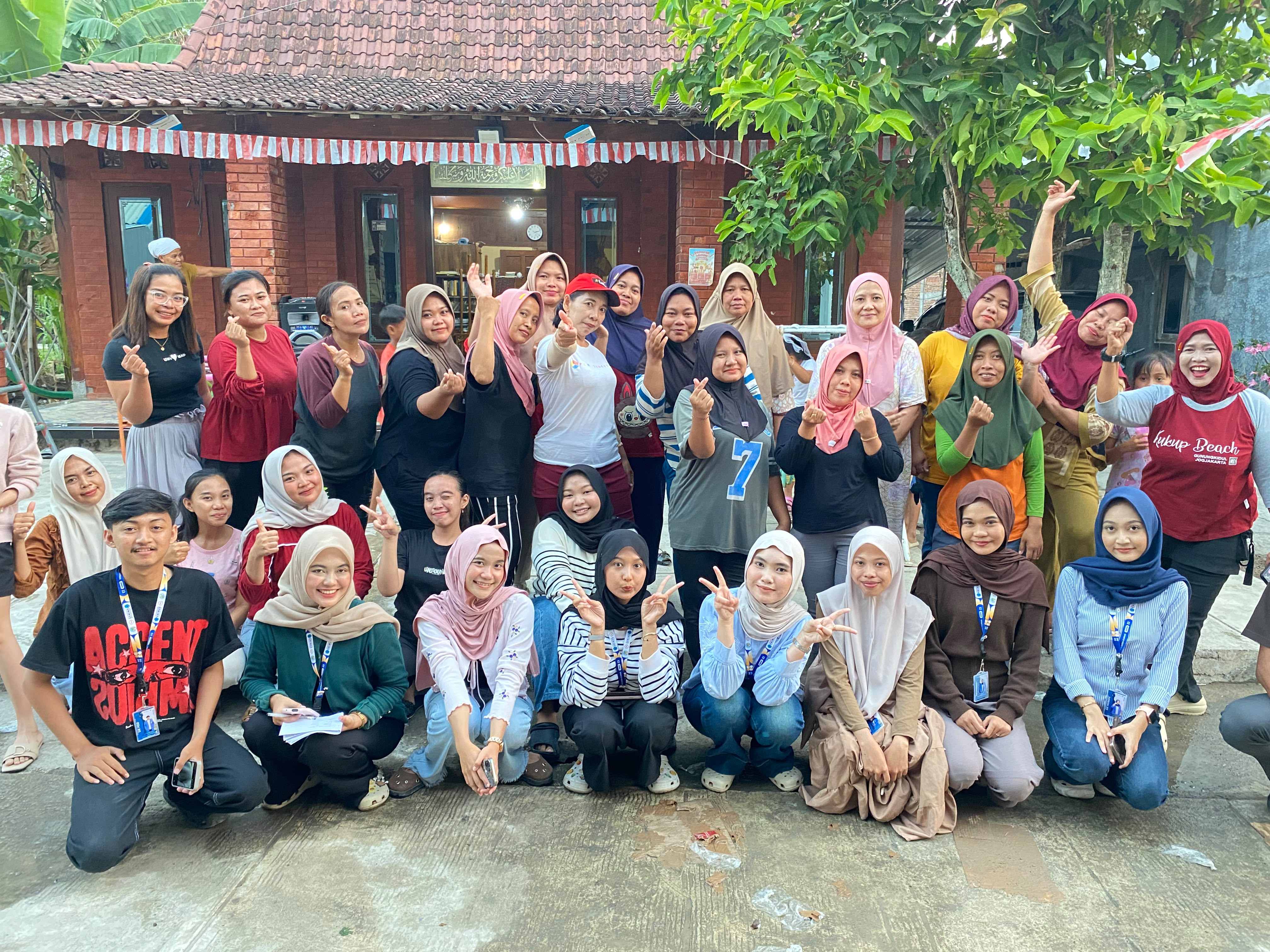 KKN Kelompok 23 Unimus Membantu Kegiatan Lomba di Halaman Rumah Mbah Lurah