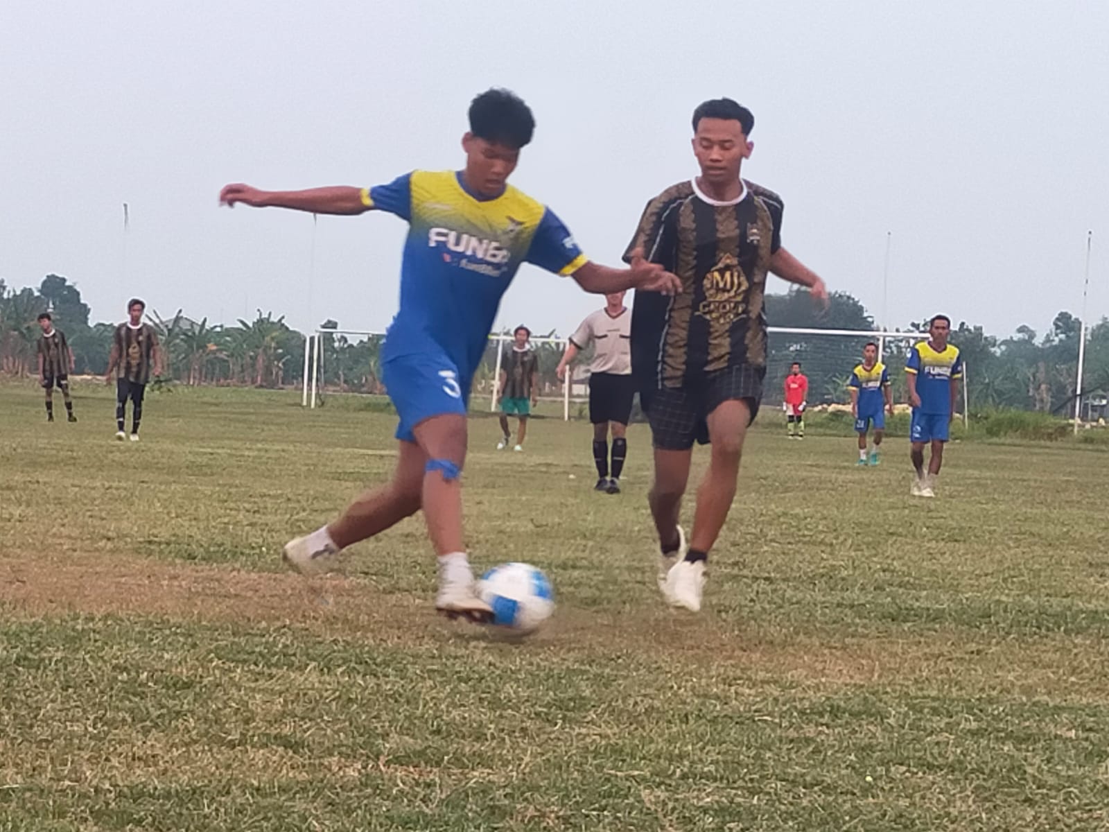 KKN Kelompok 23 Unimus Memeriahkan Lomba Sepak Bola di Lapangan Desa Curug