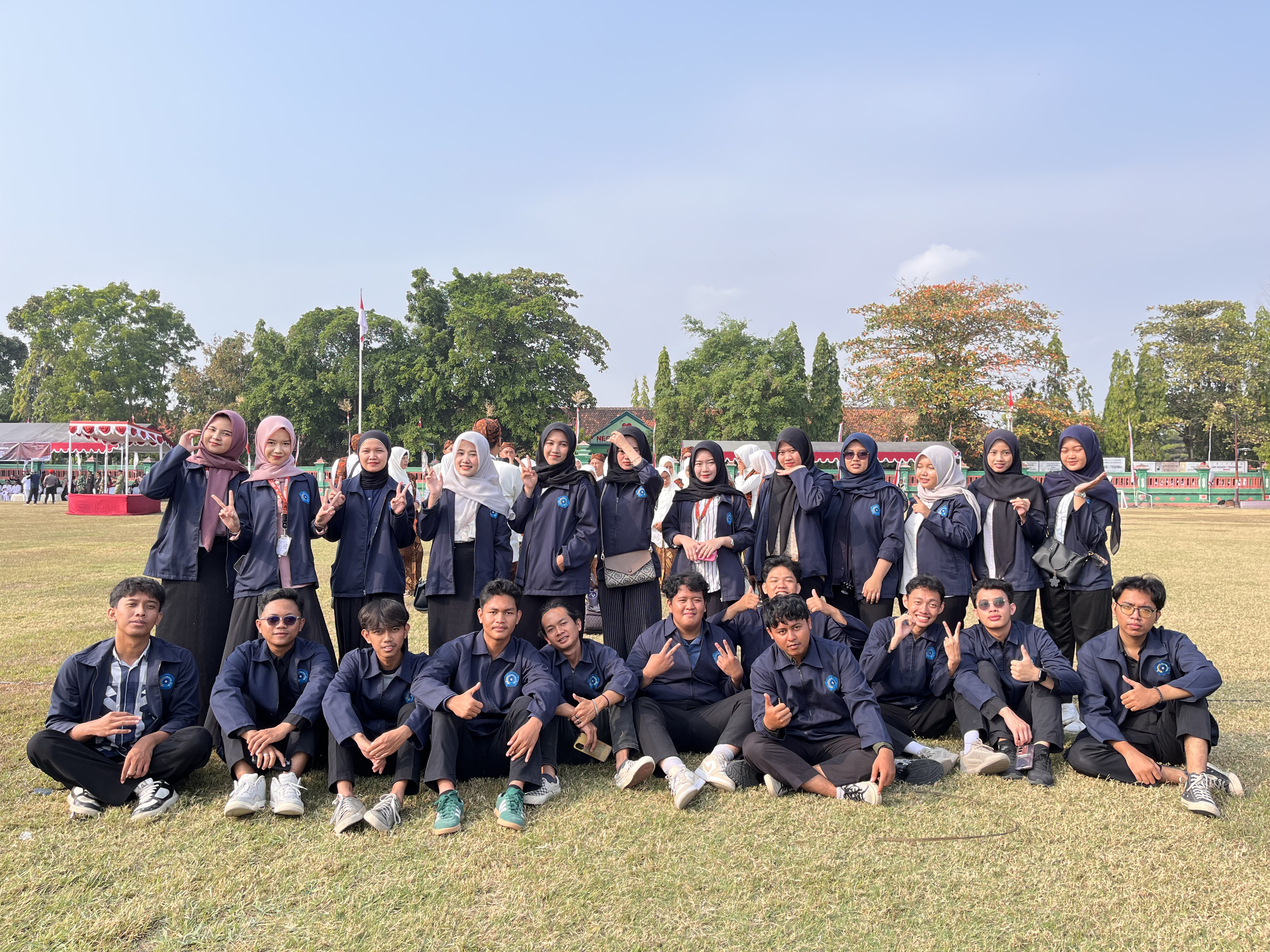 KKN Kelompok 23 Unimus Mengikuti Kegiatan Upacara Pengibaran Bendera Kemerdekaan HUT ke-81 RI