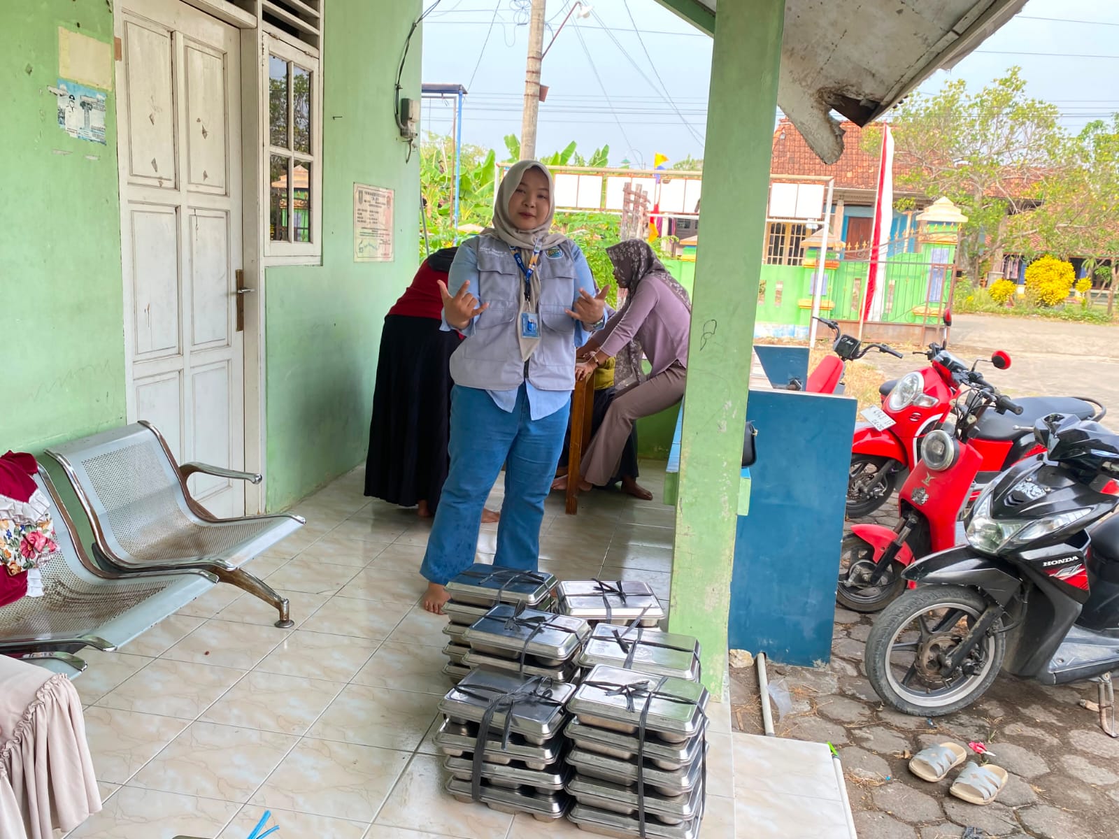 KKN Kelompok 23 Unimus Membantu Kegiatan Mempersiapkan Makan Bergizi Gratis di Pos 1 Desa Curug