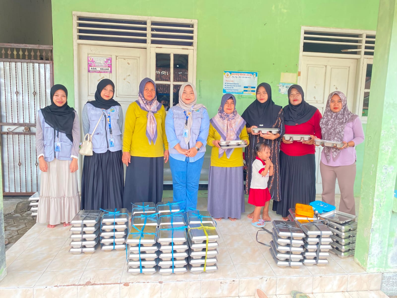 KKN Kelompok 23 Unimus Membantu Kegiatan Membagikan Makan Bergizi Gratis di Pos 1 Desa Curug